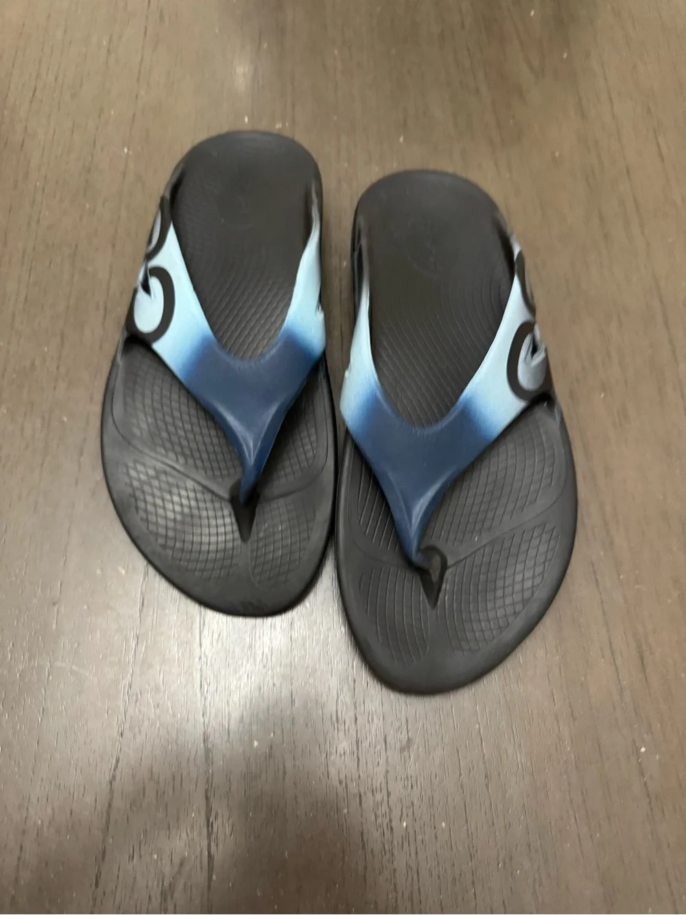 OOFOS Men's Black and Blue Gradient Recovery Flip Flops size M11